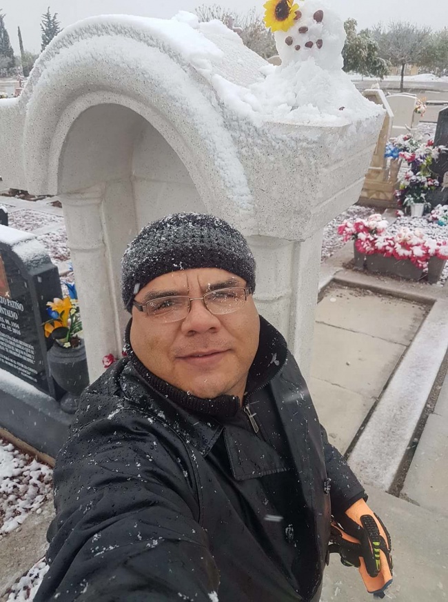 Prima ninsoare in ultimii 20 de ani, in Mexic: un barbat a facut un om de zapada la mormantul mamei sale, pentru ca i-a promis ca, intr-o zi, vor face asta impreuna