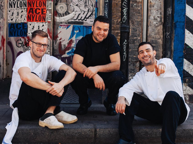 E mult prea atasat de prietenii lui