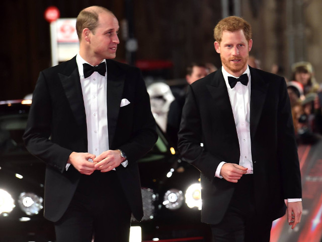 Printul William si Printul Harry joaca o partida de fotbal, unul impotriva celuilalt