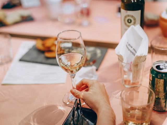 Tine intotdeauna paharul de vin de picior