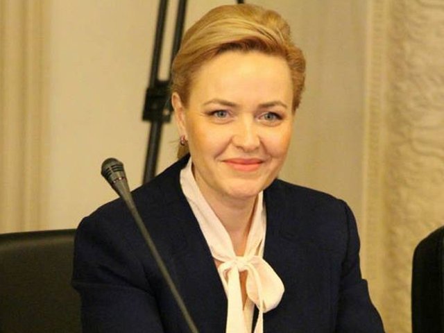 Carmen Dan, gafa gramaticala: "Vreti sa va dau eu, acum, nume si pronume si toate cele?"