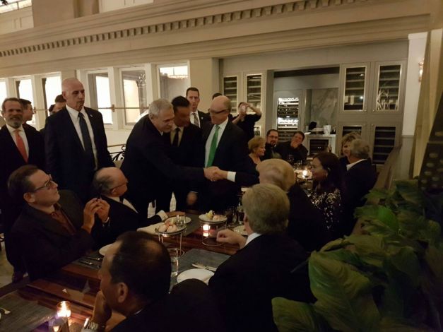 Liviu Dragnea l-a salutat pe Donald Trump, in timp ce acesta era la masa