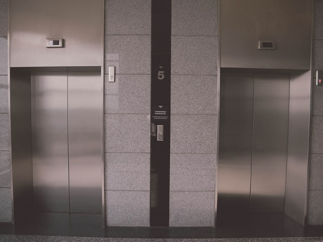 Trebuie sa evite sa imparta liftul cu straini