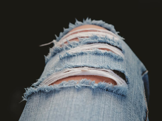 Blugi rupti si pantalonii (fustele) cu talie inalta