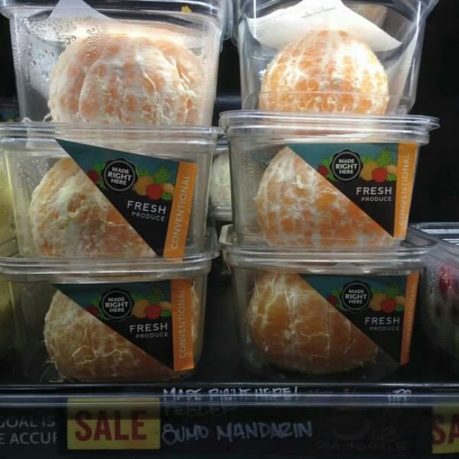 Pentru cei mai lenesi clienti: portocale curatate ambalate in cutii de platic