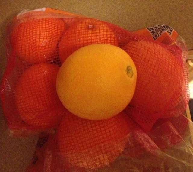 Punga in care sunt puse portocalele este portocalie, pentru ca fructele sa para coapte chiar daca nu sunt
