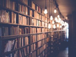Un tip intra intr-o librarie si se adreseaza vanzatoarei