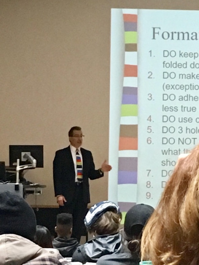 Profesorul si-a asortat cravata la tema din powerpoint