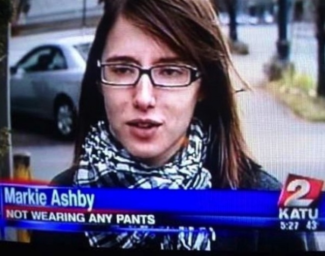 Descrierea fetei din imagine este destul de neconcludenta: "Nu poarta pantaloni"