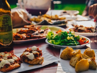 Eviti evenimentele la care se pune si masa