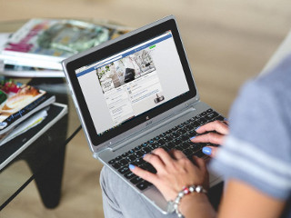 Are 12 oameni care se ocupa de pagina lui de Facebook