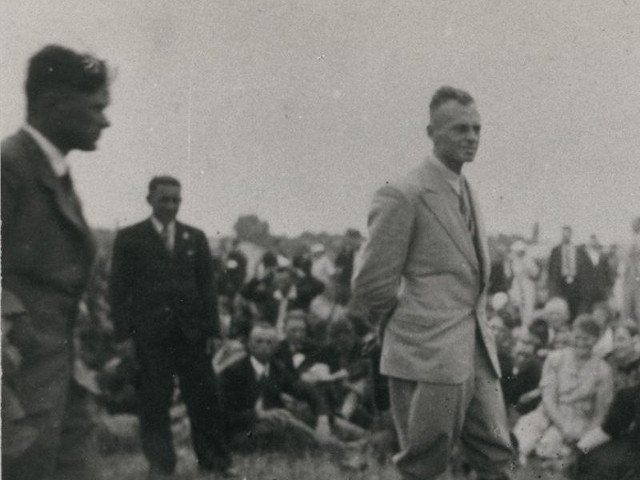 Wiltold Pilecki, un soldat polonez care s-a oferit sa fie inchis la Auschwitz pentru a strange informatii despre cele intamplate acolo, a reusit sa evadeze si sa spuna intregii lumi povestea Holocaustului