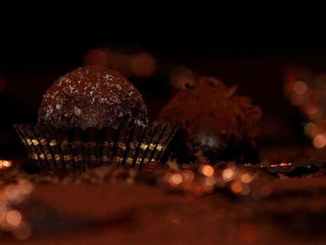 Ciocolata neagra consumata zilnic reduce riscul bolilor de inima