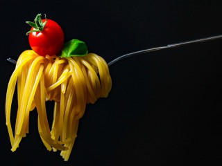 La origini pastele se mancau cu mana