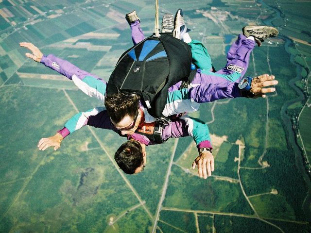 Ce poti face in timpul zborului cu parasuta? Bucura-te de experienta sau...