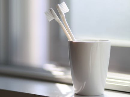 Protejeaza-ti periuta de dinti cu ajutorul clestilor de rufe