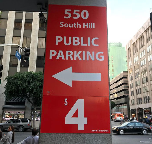Parcare publica - 4 dolari. Cu font mic se poate vedea ca acest pret este pentru "fiecare 10 minute"