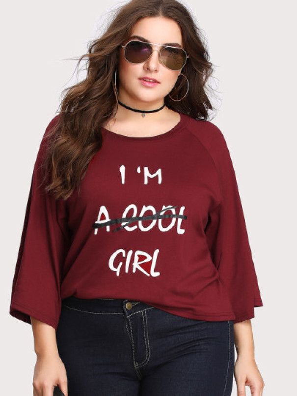 O bluza pe care scrie "Sunt fata"