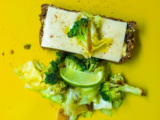 Omleta cu branza si brocoli