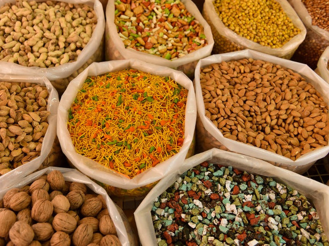 Mix realizat din caise uscate, papaya uscata, migdale si nuci