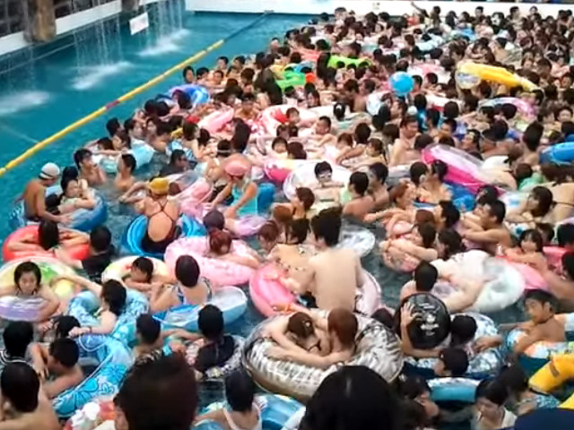 Cea mai aglomerata piscina: in Tokyo