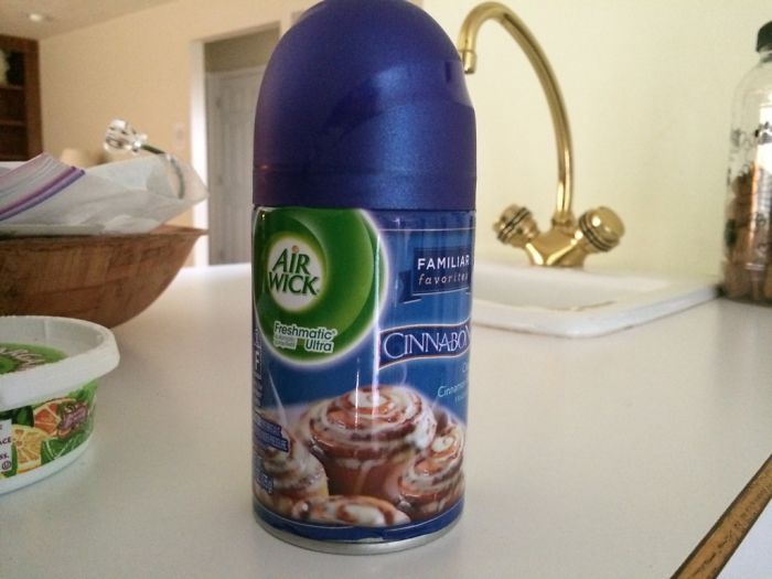 A cumparat un spray de camera cu miros de scortisoara ca sa-i faca pe copii sa creada ca a facut prajituri