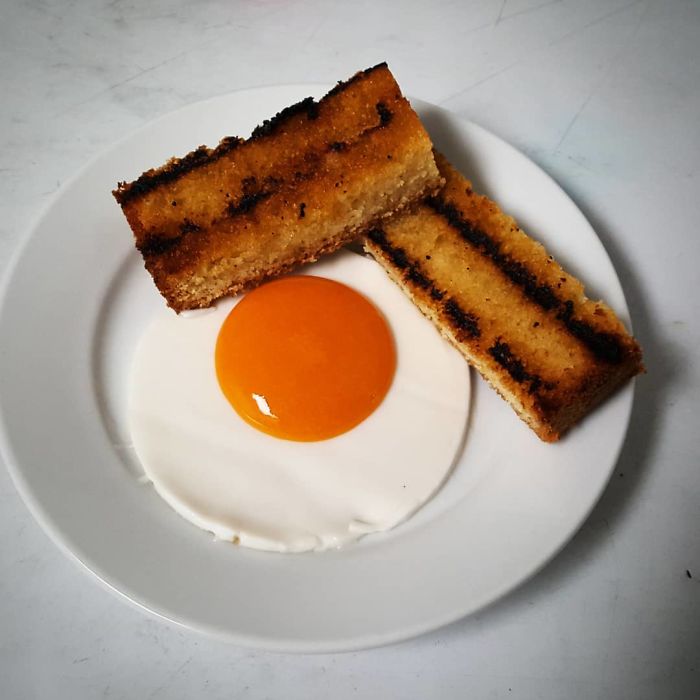 Prajitura dulce in forma de ou prajit