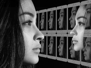 Te compari cu alte persoane