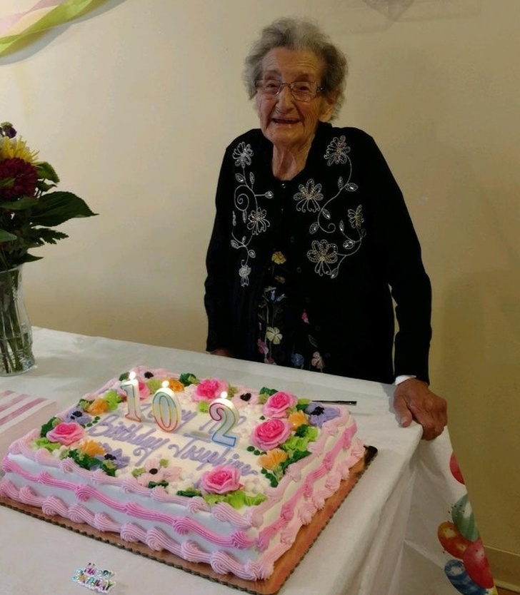 O batrana fericita, la implinirea a 102 ani