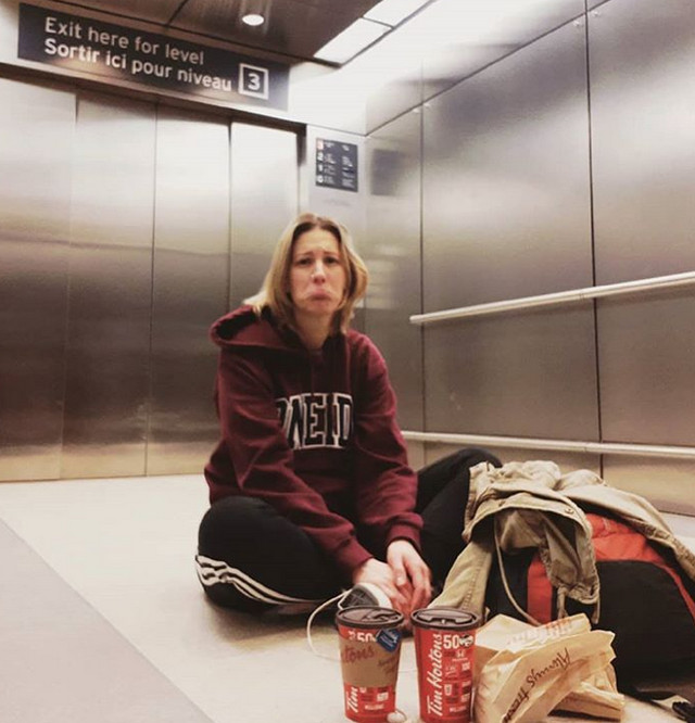 A ramas blocata in liftul din aeroport, inainte de a lua avionul spre destinatia de vacanta