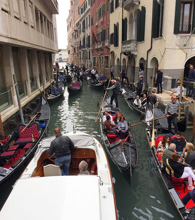 Plimbare "romantica" cu gondola, in Venetia