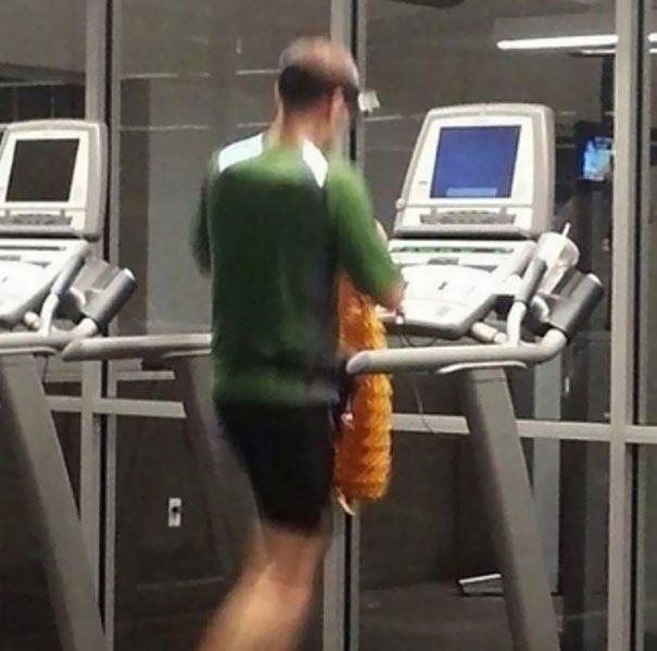 Un barbat a inceput sa impleteasca ceva pe banda de alergat