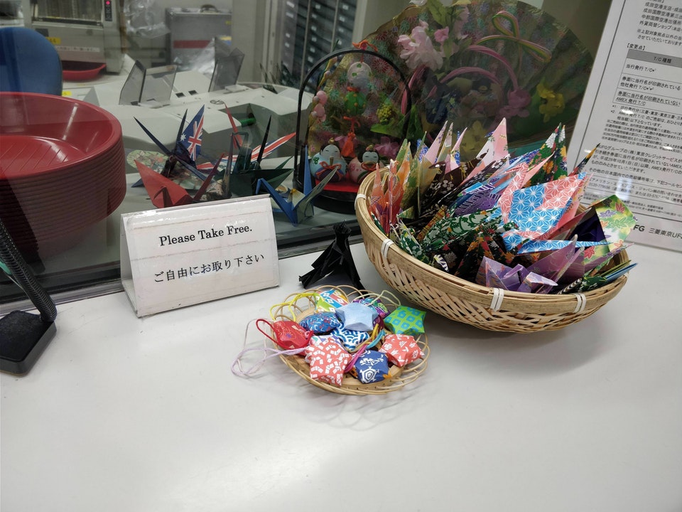 In loc de bomboane, in Aeroportul International Narita se ofera origami gratis