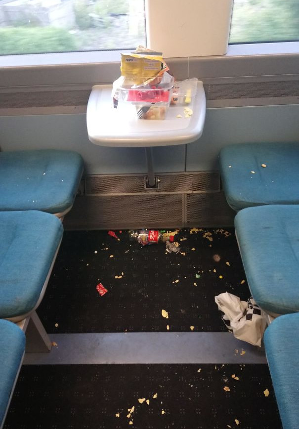 Mizeria de nedescris pe care unii calatori o lasa in tren