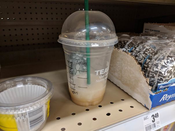 Oamenii care-i lasa cafea printre rafturile magazinelor