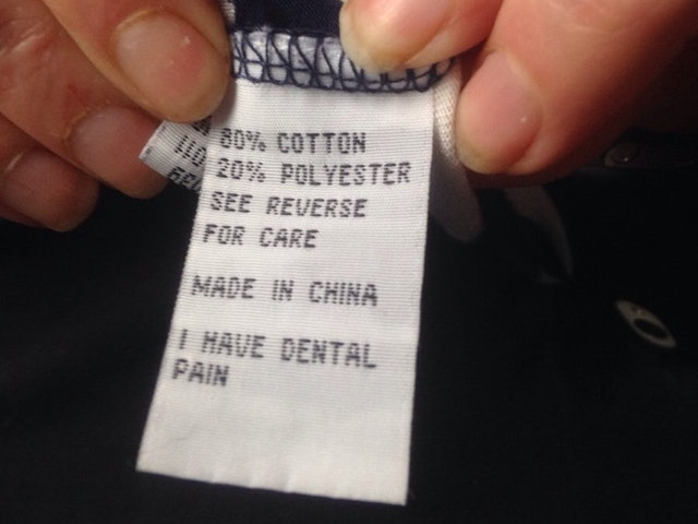 Mesaj pe eticheta unui tricou: "Am dureri dentare"