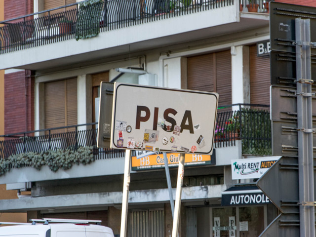 Atentie la detalii: indicator la fel de inclinat ca si Turnul din Pisa