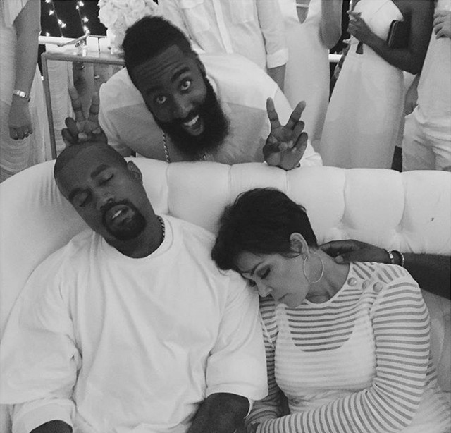 Photobomb "a la Kardashian"