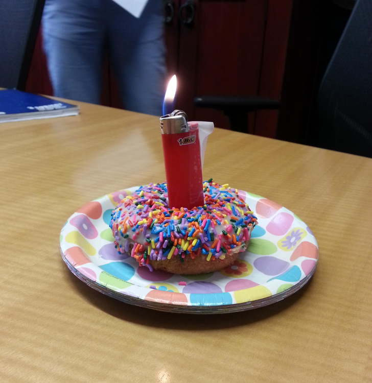 In lipsa unei lumanari, sarbatoritul sufla in... bricheta