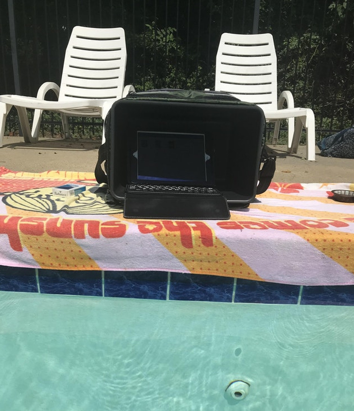 Cu laptopul la piscina
