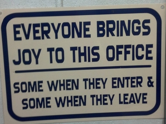 Afis la birou: "Toata lumea aduce bucurie la locul de munca - Unii cand vin, altii cand pleaca"
