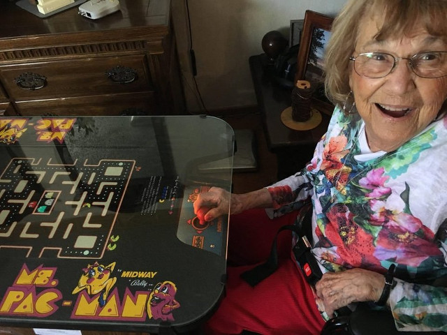 O bunica de 85 de ani, jucandu-se Ms. Pac Man