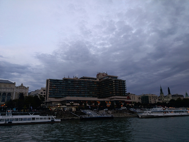 Cand seara se lasa usor peste Budapesta