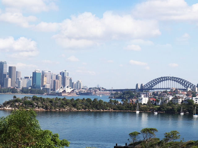 Daca te uiti cu atentie la cladirea din stanga, nu vei avea nicio problema in a identifica acest oras