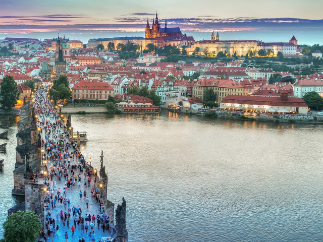 Poduri pitoresti, numeroase monumente istorice si berea renumita in intreaga lume sunt cateva dintre motivele pentru care acest oras european atrage milioane de turisti in fiecare an