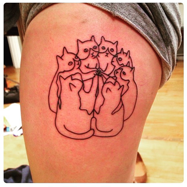7 pisici care par sa faca un pact, tatuate in alb-negru