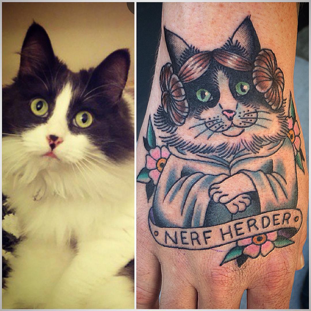 Un alt iubitor de pisici, un alt tatuaj reprezentativ