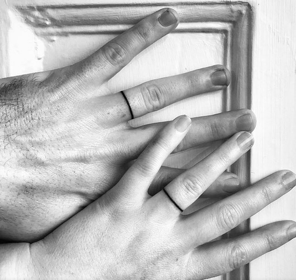 Verighete tatuate in stil minimalist