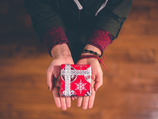 Doneaza cadourile unor persoane care se vor bucura de ele