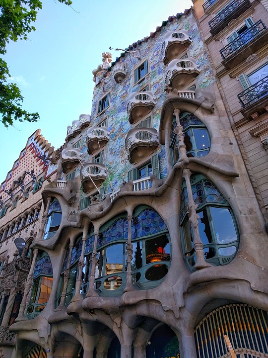 Opera de arta a celebrului arhitect Antoni Gaudi